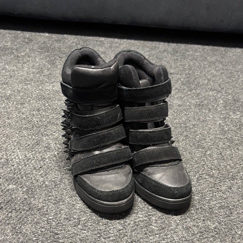 Black Heeled Ankle-Boots with Straps and Spikes